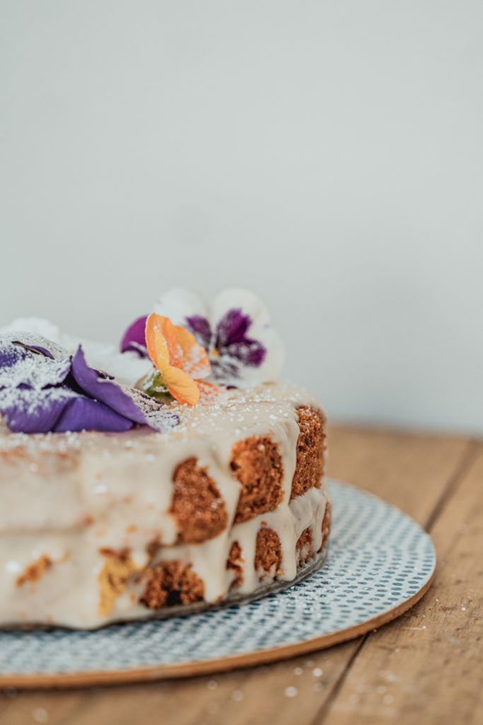 Design-Kuchen mit essbaren Blumen