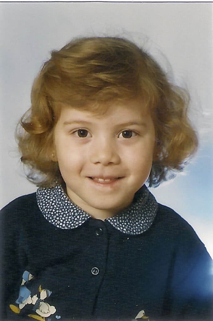 Photo de classe d'une jeune fille, souvenir d'enfance