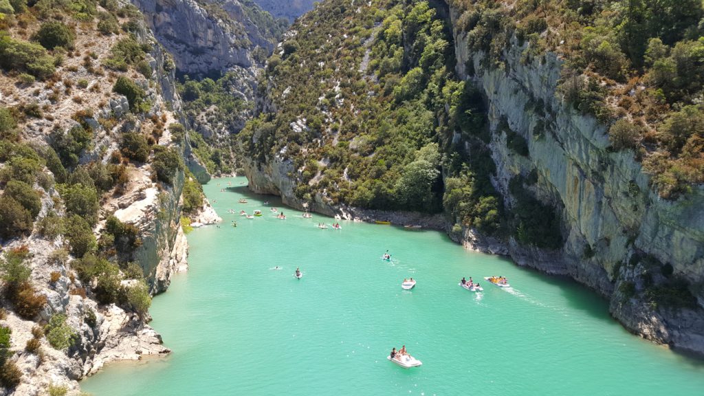 Gorges du Verdon und Tretboot am Eingang zum See Sainte-Croix, Frankreich