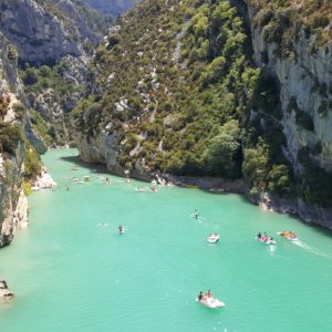 Gorges du Verdon und Tretboot am Eingang zum Sainte-Croix-See in Frankreich