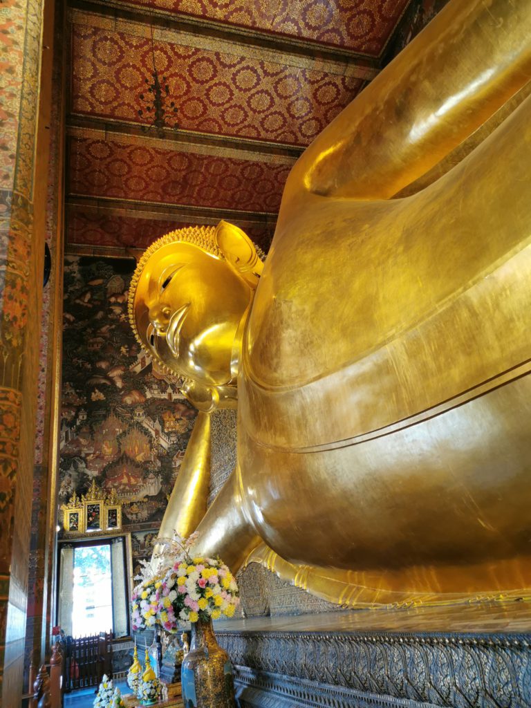 großer goldener Buddha in Thailand