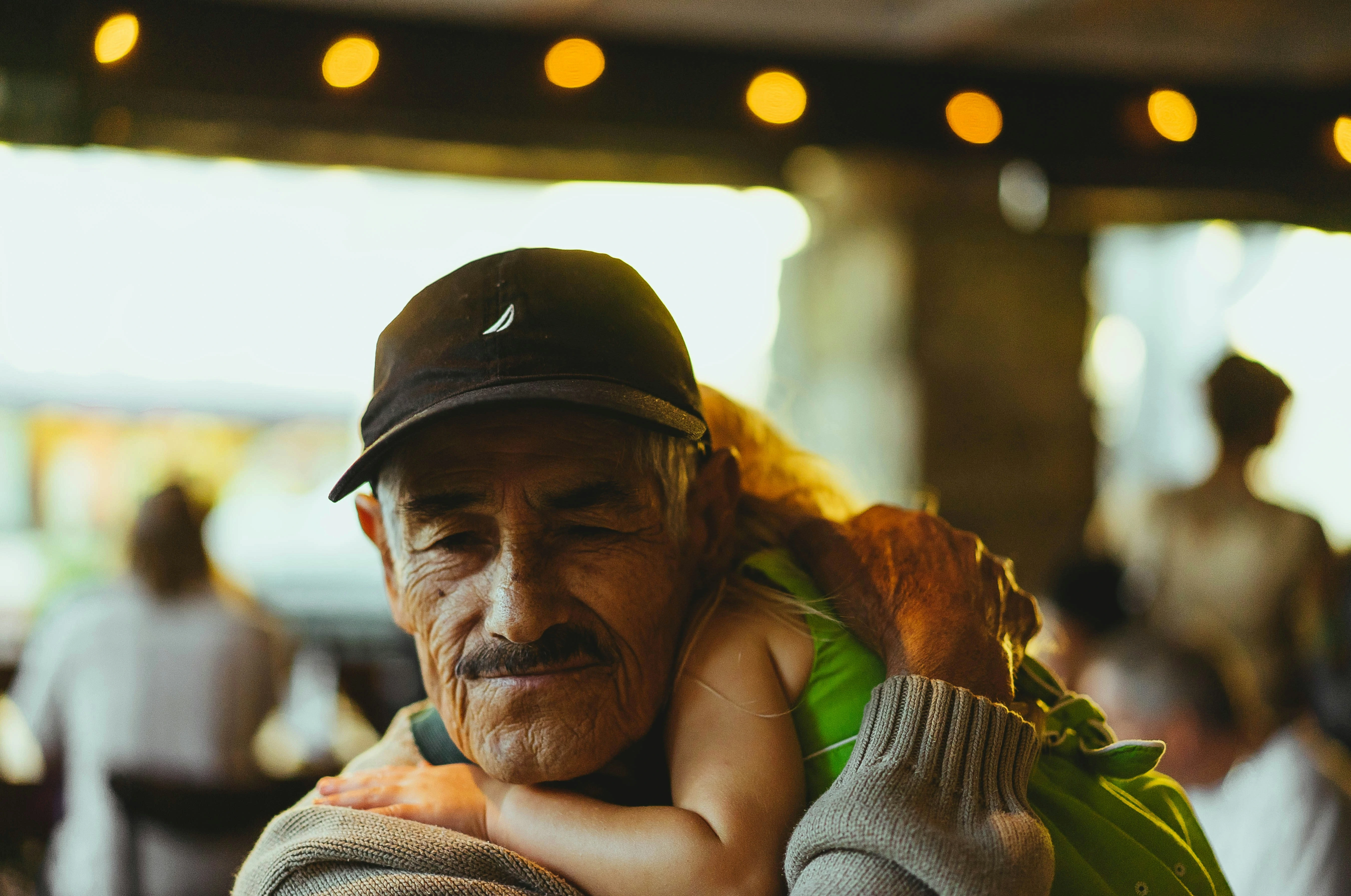 vieil homme avec un enfant dans ses bras