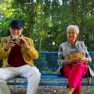 Top des expressions de grands-parents : photo de papi et mamie sur un banc.
