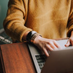 MacBook und Person, die remote arbeitet