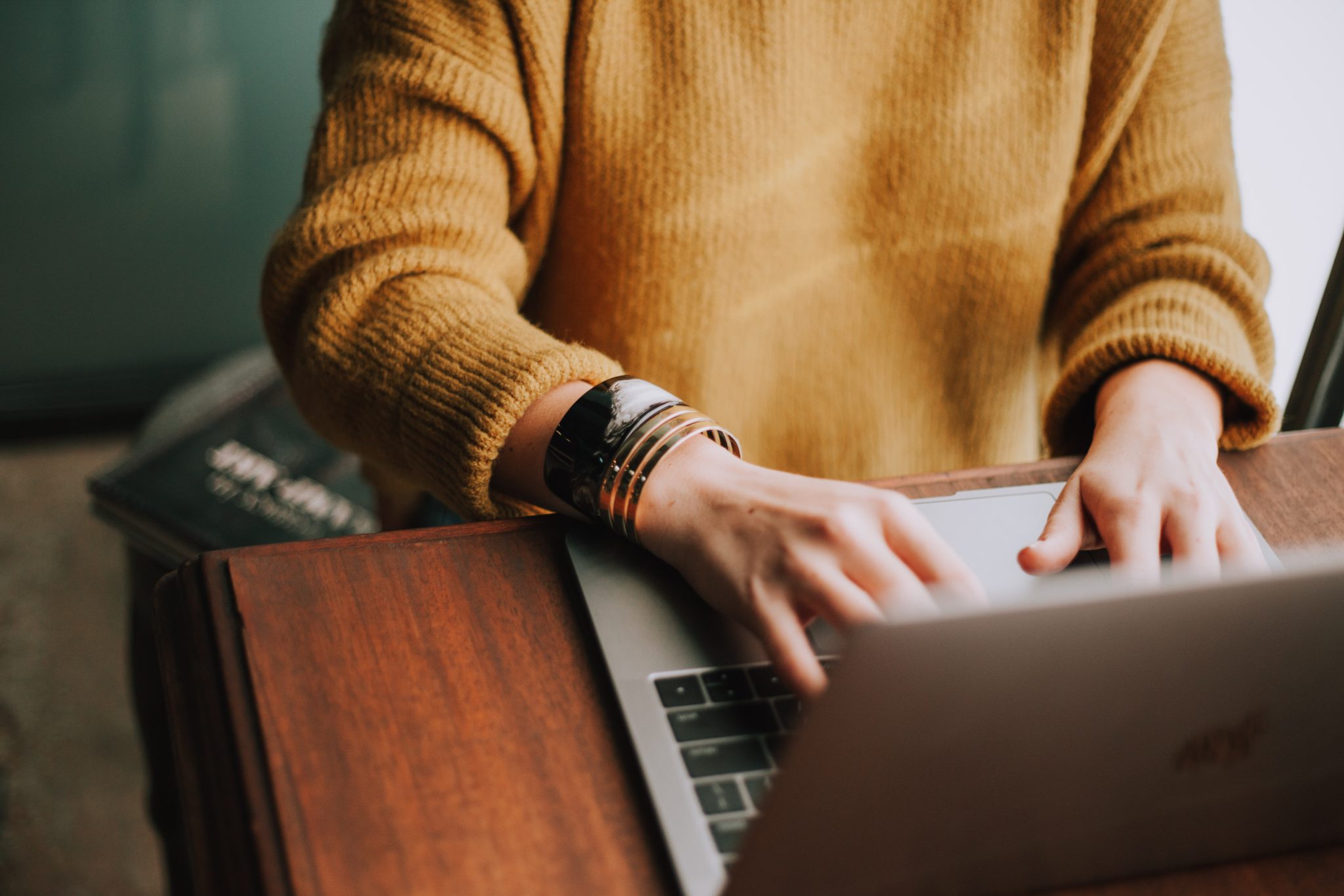 MacBook und Person, die remote arbeitet