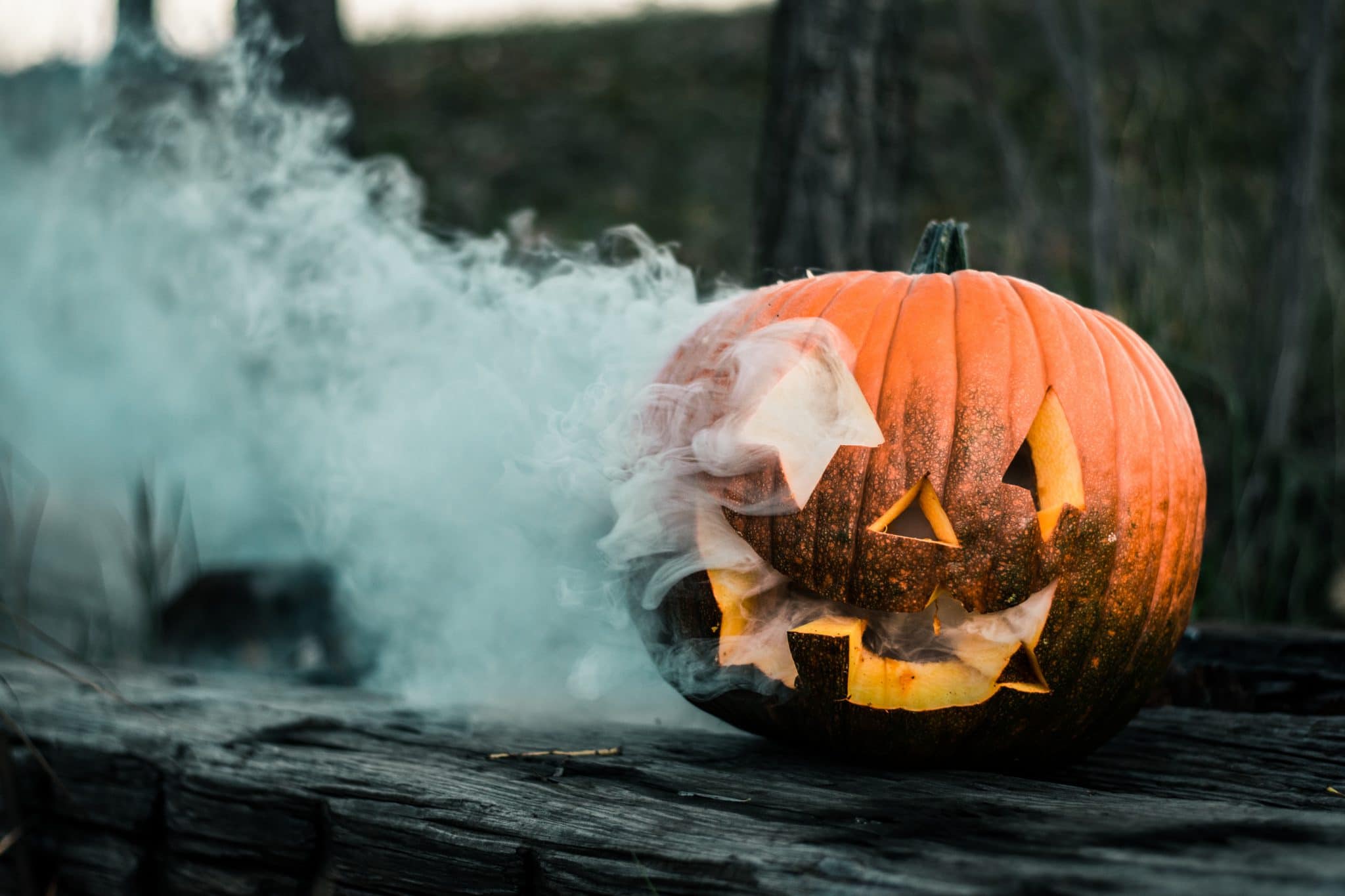 Halloween-Kürbis mit Rauch