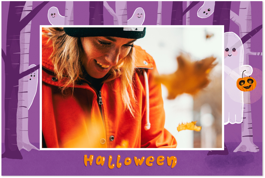 carte Halloween violette avec fantomes dans les bois