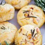 Herzhafte Schinken-Käse-Muffins für eine Gartenparty