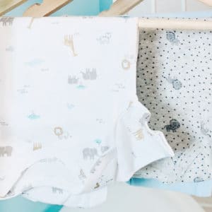 Babyzimmer mit Möbeln und Kleidung