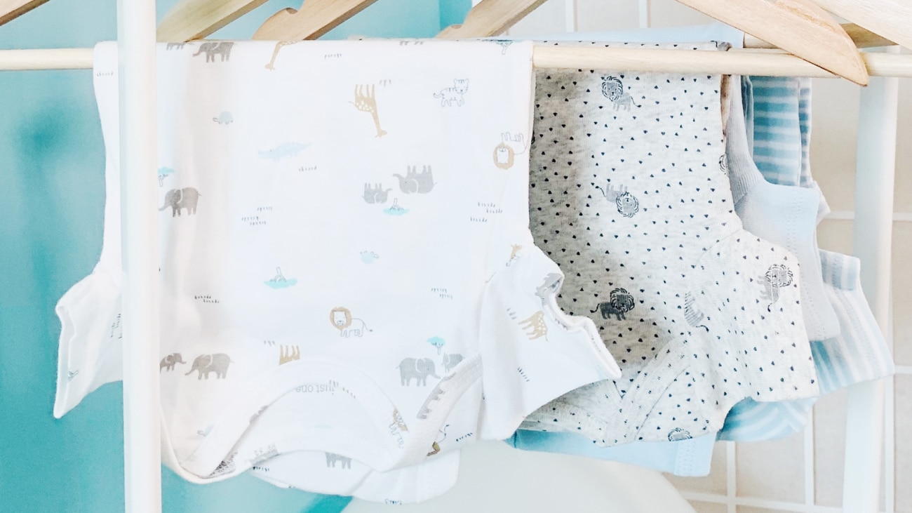 Babyzimmer mit Möbeln und Kleidung