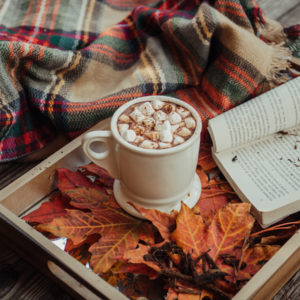 heiße Schokolade, Plaid, Buch für einen gelungenen Cocooning-Abend