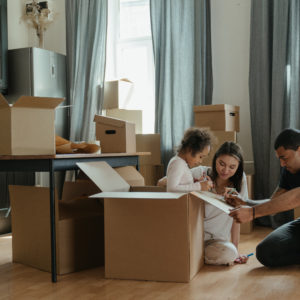 famille qui deballe ses cartons de demenagement