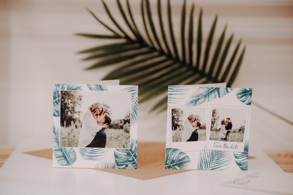 invitations mariage posees devant feuille de palmier
