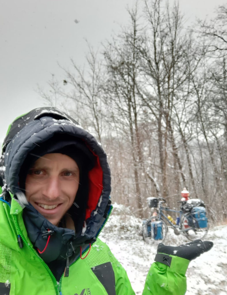 Jérémy voyage à vélo sous la neige