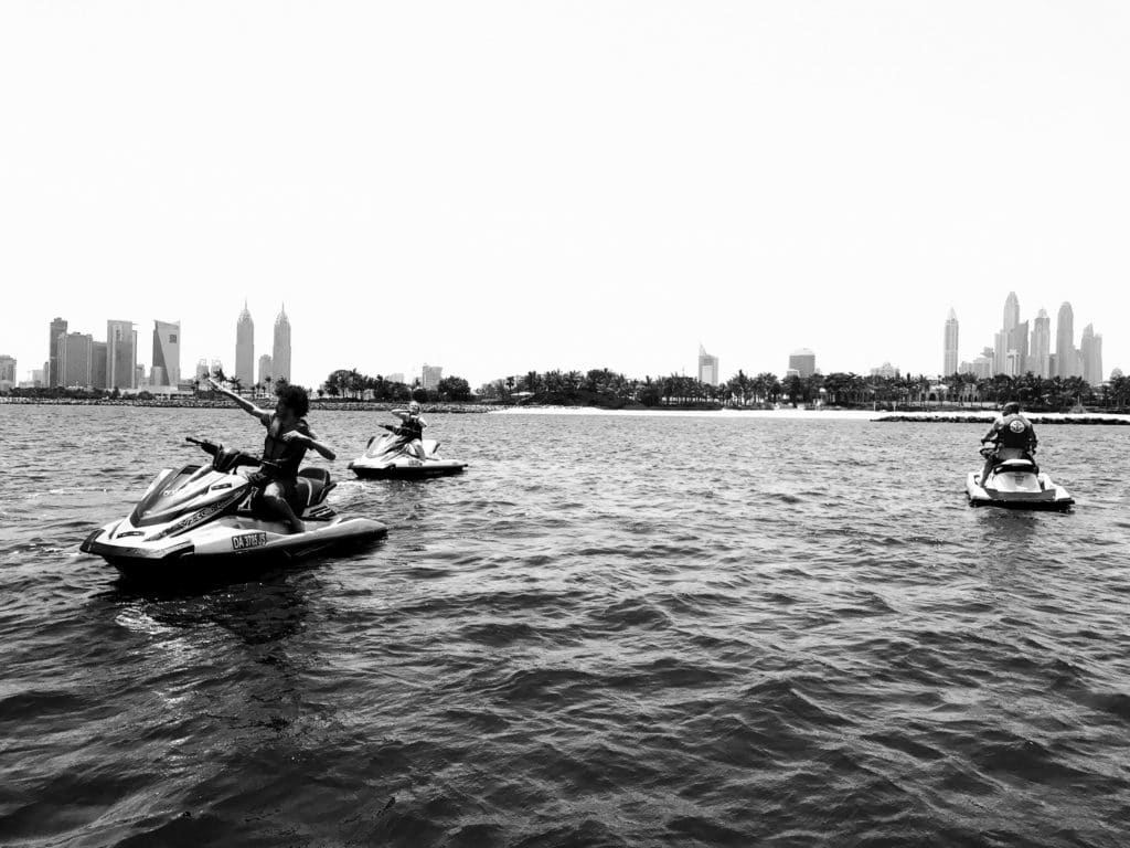 Jimmy sur un jet-ski pendant un voyage