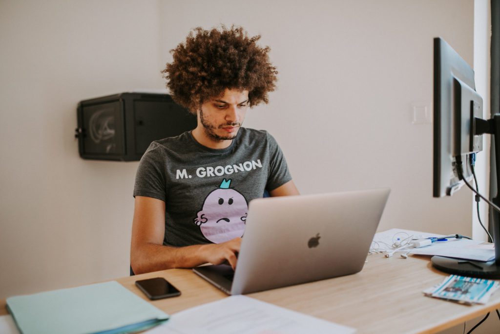 Jimmy portant un t-shirt Mr.Grognon