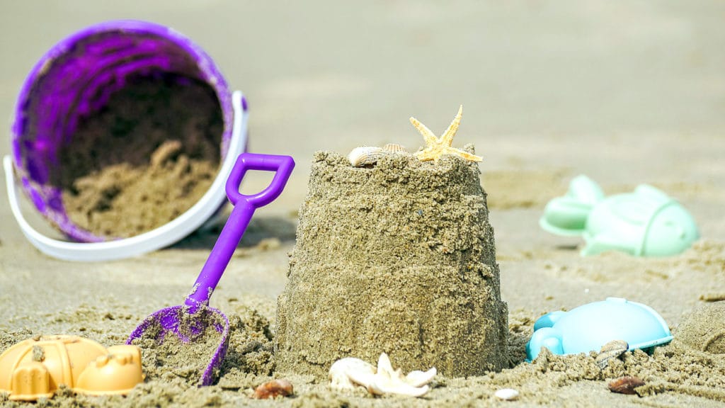 Schaufel und Eimer, um die Kinder während Ihres Urlaubs am Meer zu beschäftigen