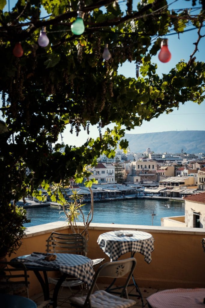 Tisch vor dem Hafen von Chania auf Kreta