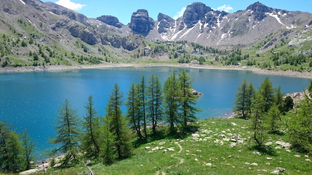 Vacances à la montagne au lac d'allos, alpes de haute provence, France