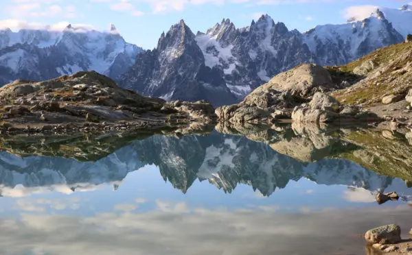 reflet des montagnes dans un lac