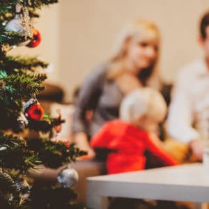 Famille qui écrit une lettre au Père-Noël