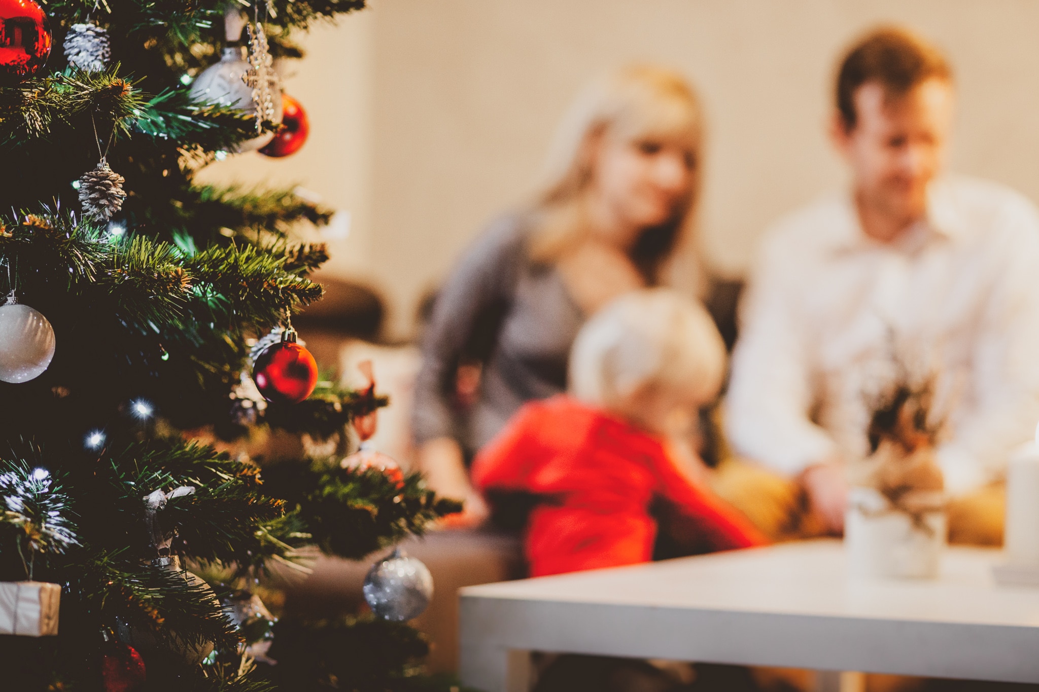 Famille qui écrit une lettre au Père-Noël