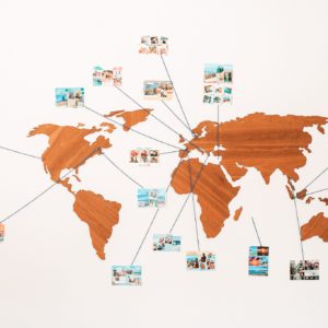 Carte du monde avec cartes postales de l'équipe Fizzer qui travaille en remote