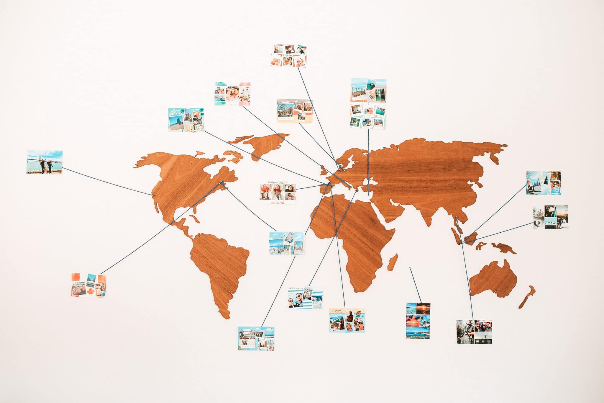 Carte du monde avec cartes postales de l'équipe Fizzer qui travaille en remote