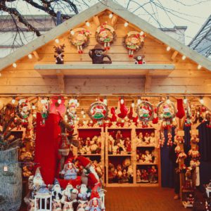 Typisches Holzchalet für Weihnachtsmärkte