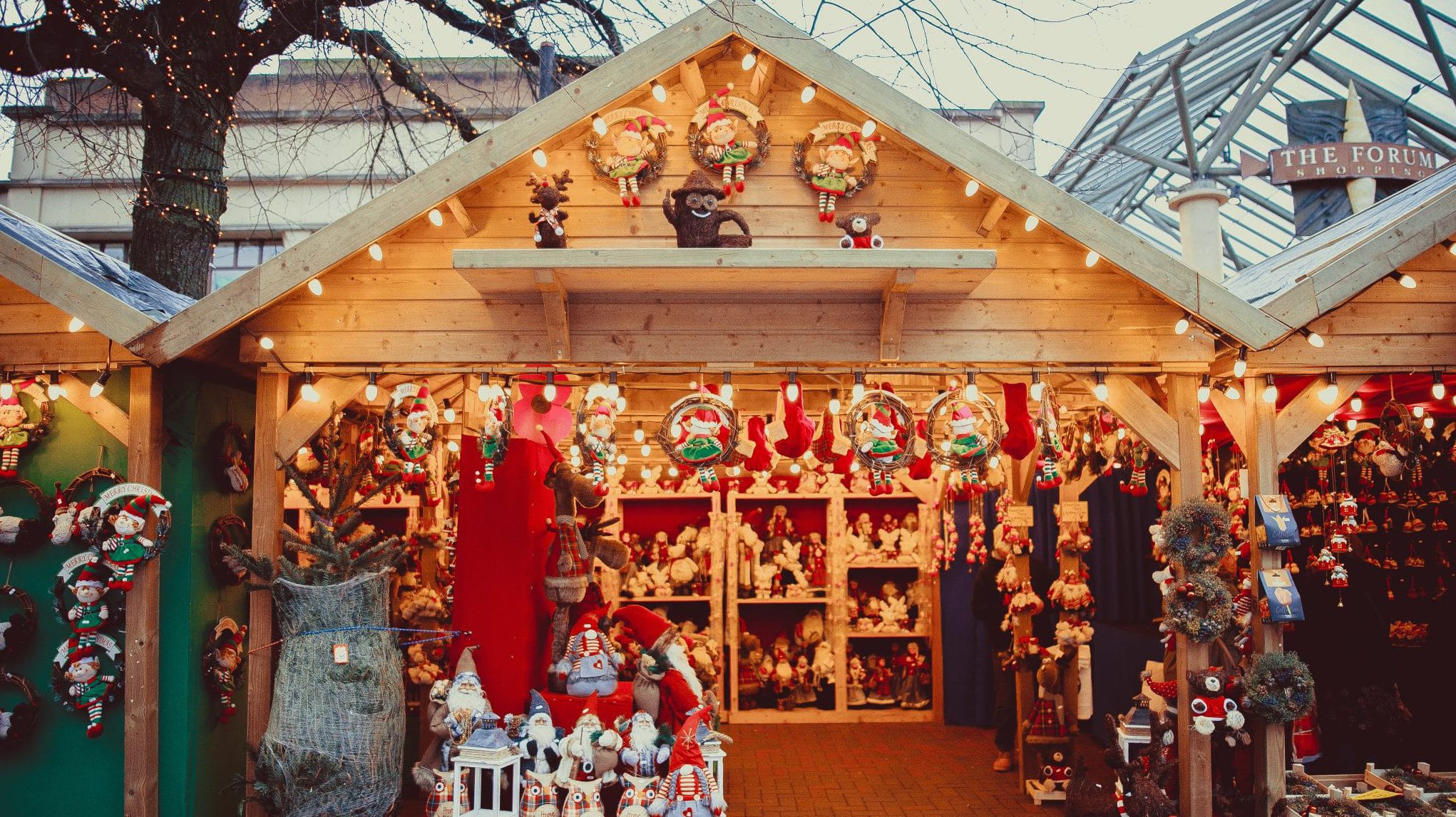 Typisches Holzchalet für Weihnachtsmärkte