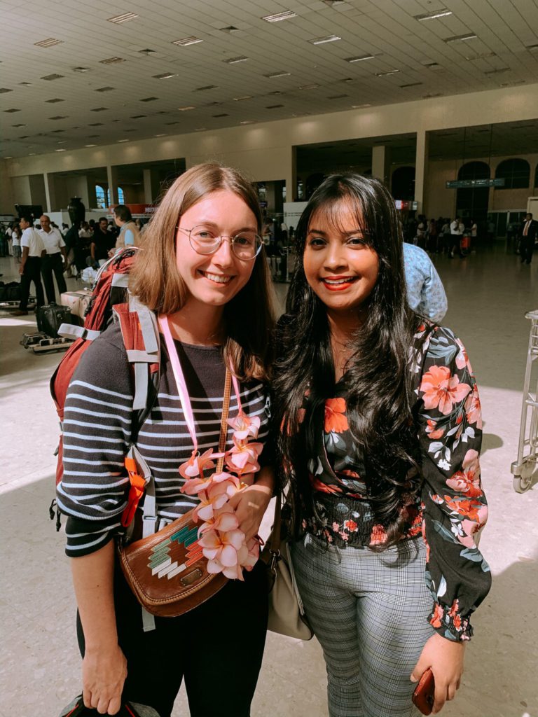 Margaux et Ramesha à l'aéroport de Colombo