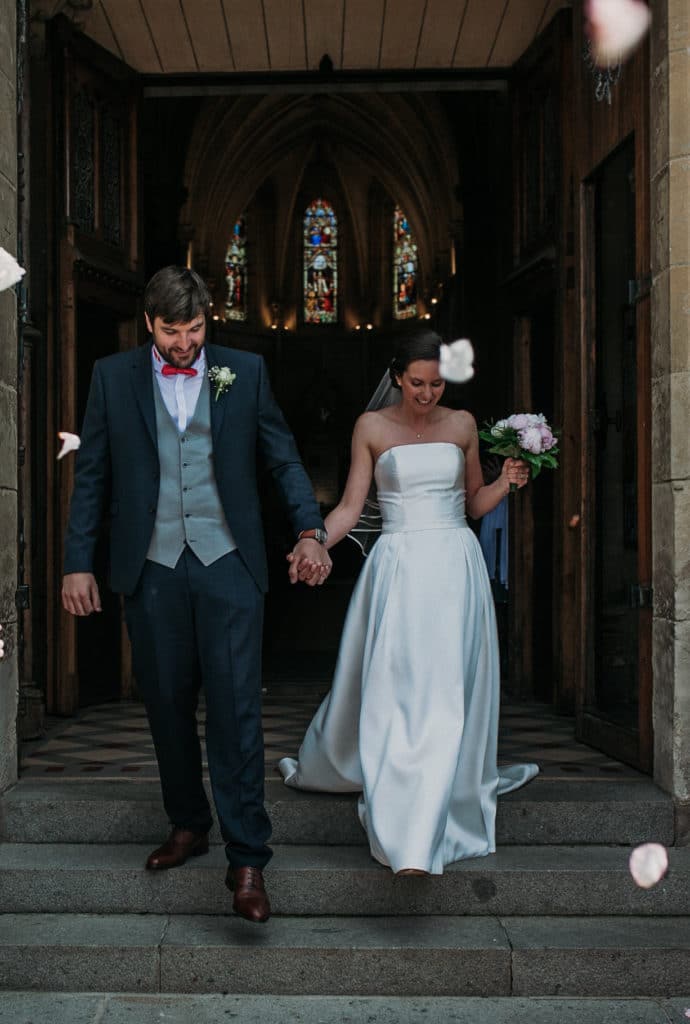 Verlassen der Kirche während der Landhochzeit von Karline und Baptiste