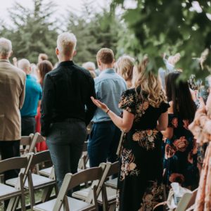 Die Gruppe feiert eine weltliche Hochzeit