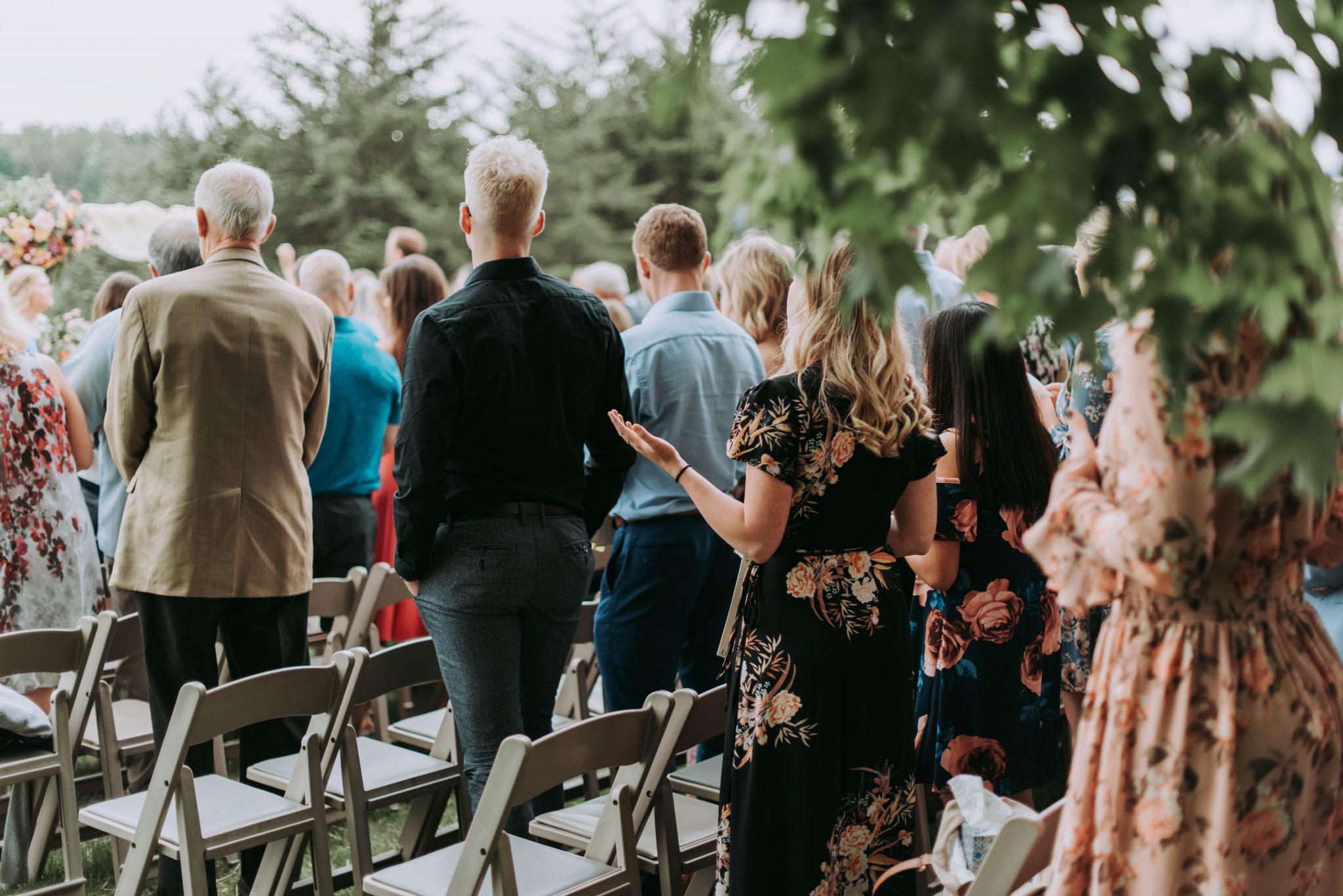 Die Gruppe feiert eine weltliche Hochzeit