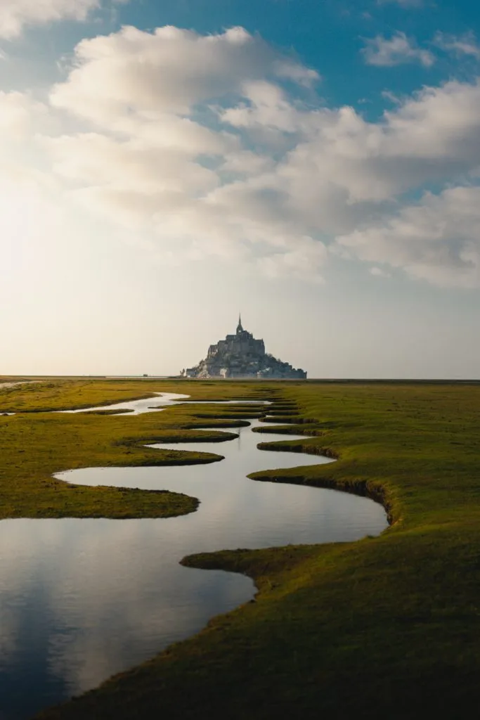 Fluss mit Blick auf den Mont-Saint-Michel in der Normandie