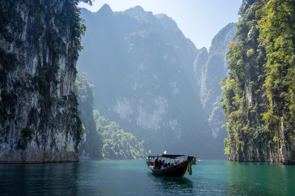 montagnes et rivière en Thaïlande