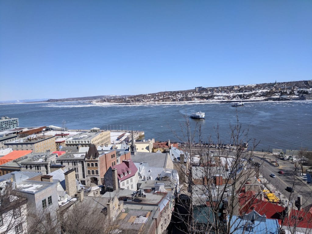 Neige qui tombe sur le port de Québec