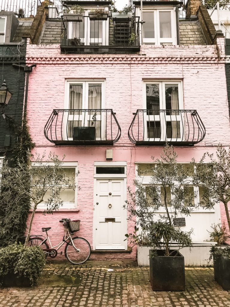 Rosa Seite mit Balkon in Notting Hill, London