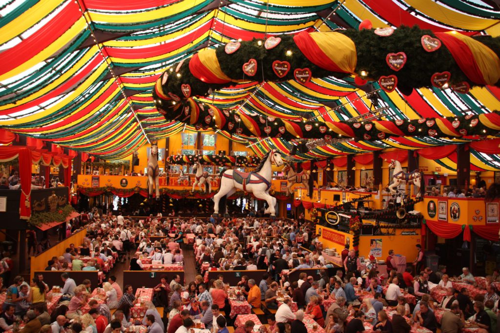 Blick auf Tische unter Zelten auf dem Oktoberfest