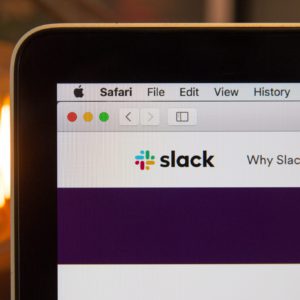 MacBook und Slack sind wichtige Tools für die Telearbeit bei Fizzer