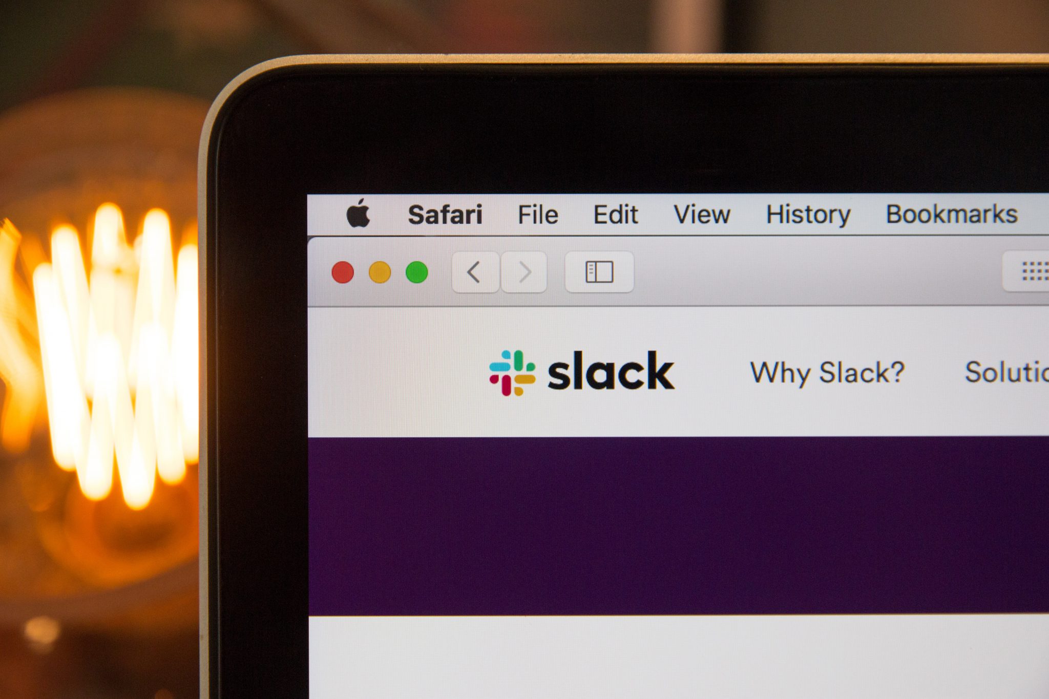 MacBook und Slack sind wichtige Tools für die Telearbeit bei Fizzer