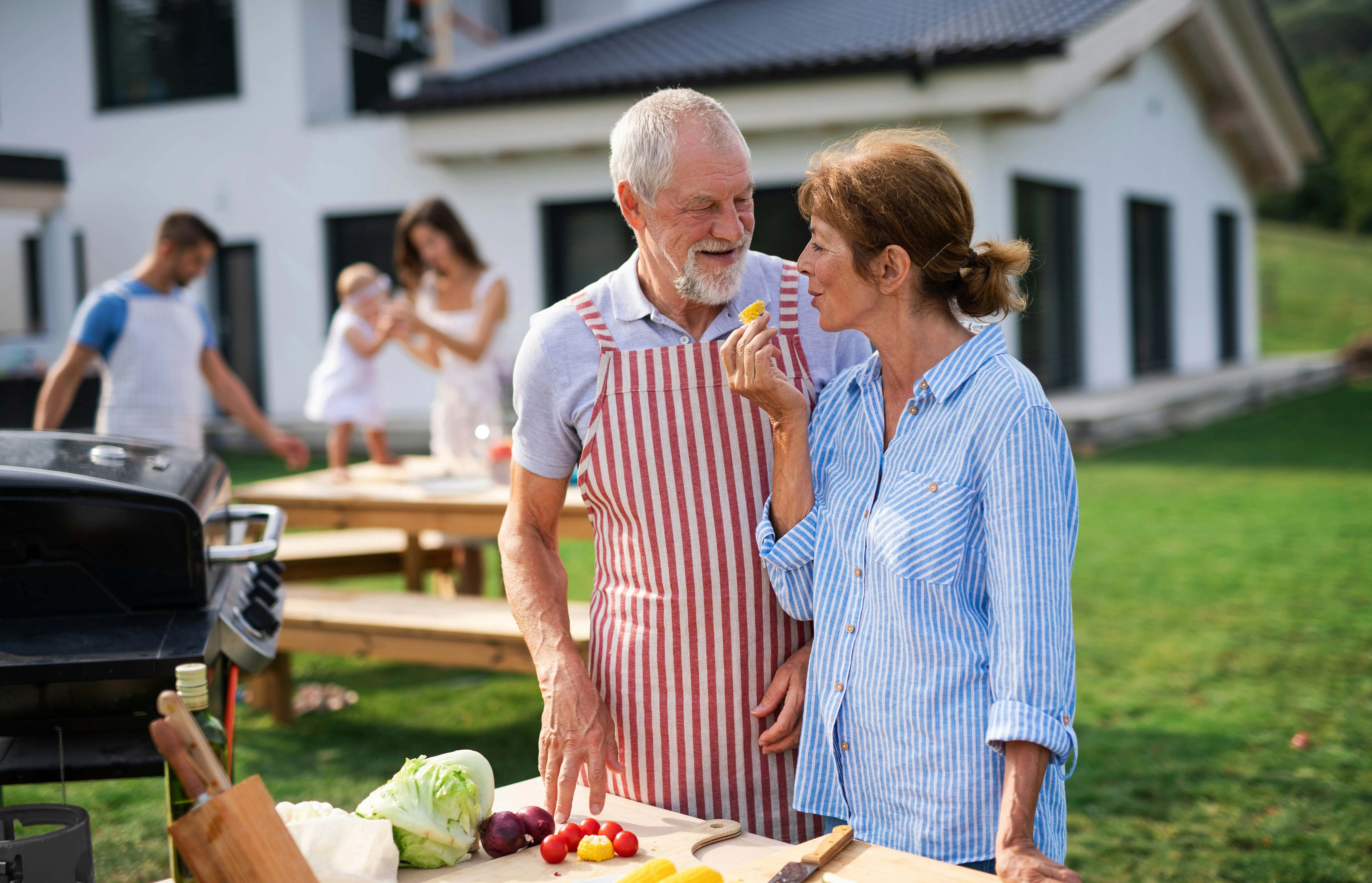 papi et mamie au barbecue