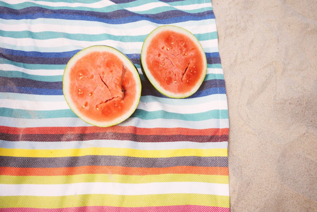 Essen Sie Wassermelone, um am Meer ausreichend Flüssigkeit zu sich zu nehmen