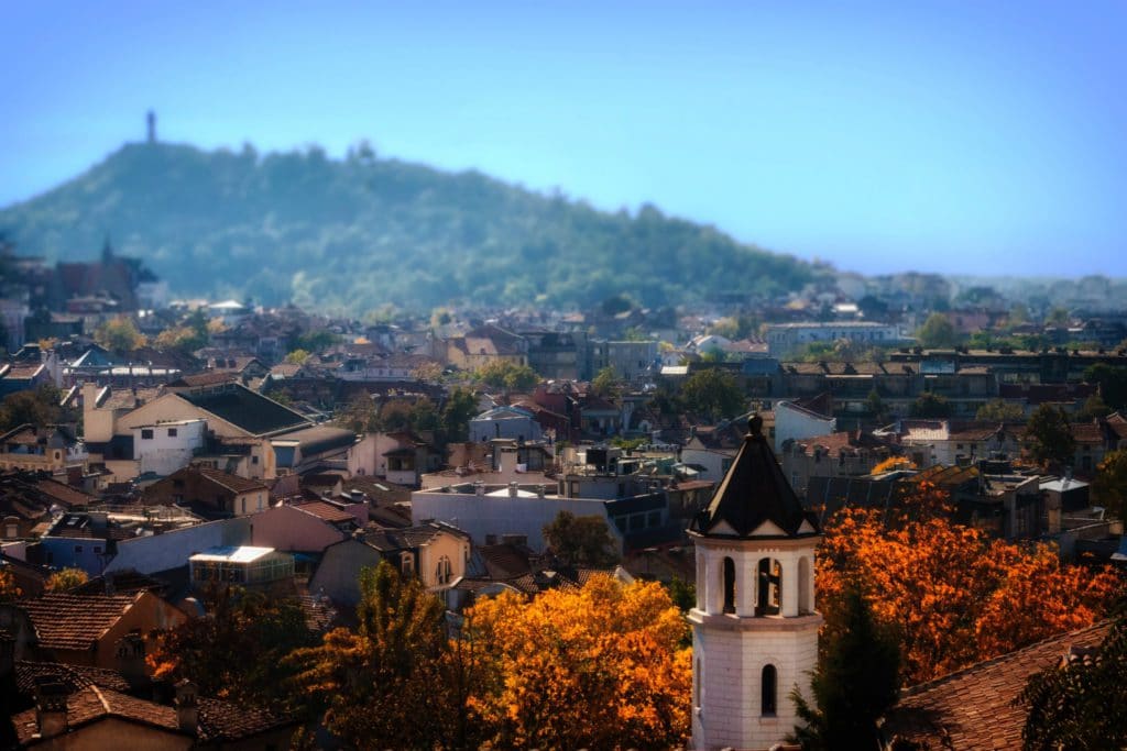 Blick auf die Stadt mit Glockenturm in Bulgarien