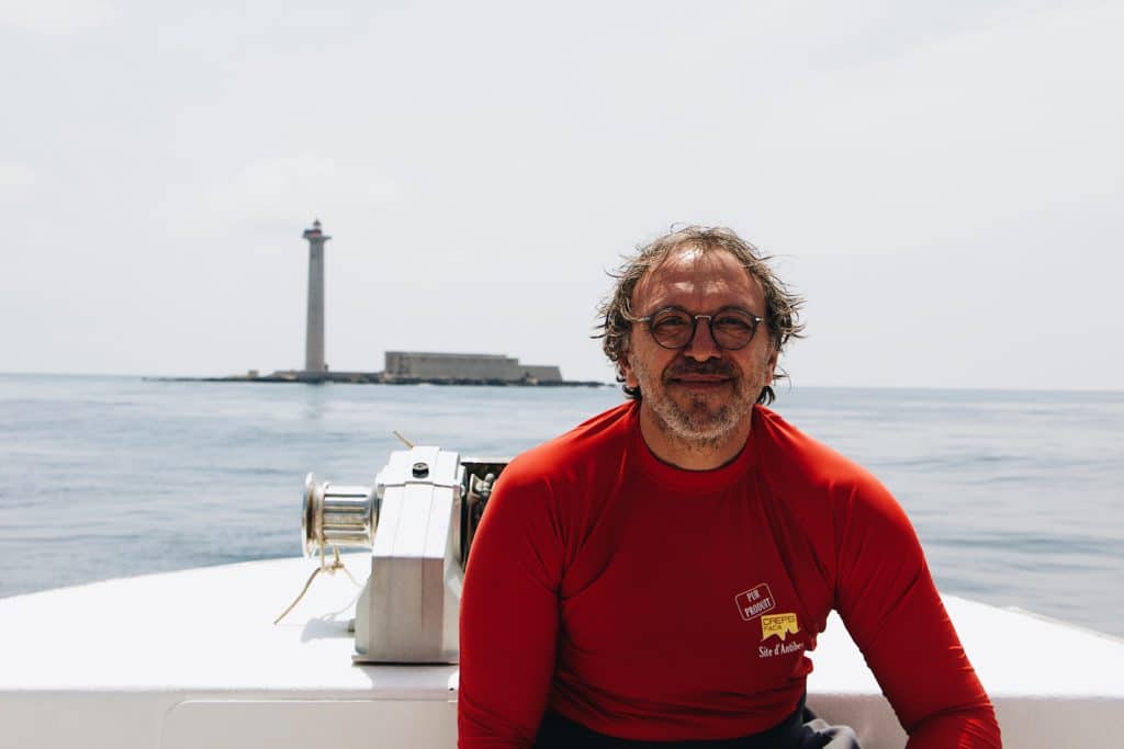 Portrait du père face à la mer à Marseille