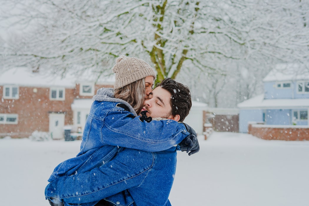 femme se jetant dans les bras de son amoureux sous la neige, une belle déclaration d'amour pour lui