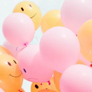 Sourires et ballons pour petits bonheurs de la vie