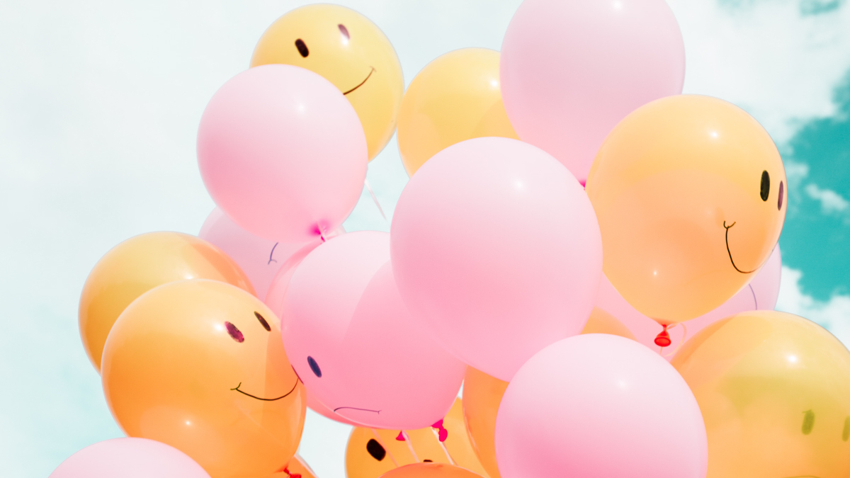 Lächeln und Luftballons für die kleinen Freuden des Lebens