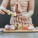 Brochettes de fruits frais pour une garden party d'anniversaire