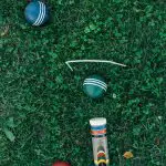 Krocketspiel und drei Bälle, Aktivität im Gras für eine Gartenparty